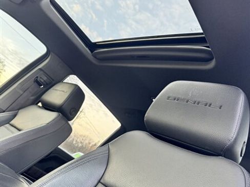 Used 2023 GMC Sierra 2500 Denali w/ Denali Black Diamond Edition image 12