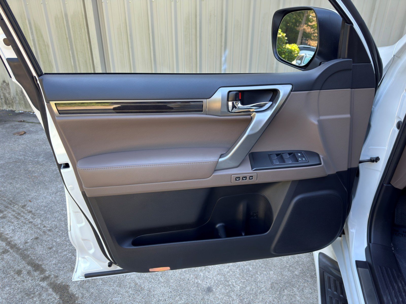 Used 2023 Lexus GX 460 Premium w/ Accessory Package AWD/4WD image 47