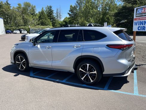 Used 2022 Toyota Highlander XSE AWD/4WD image 3