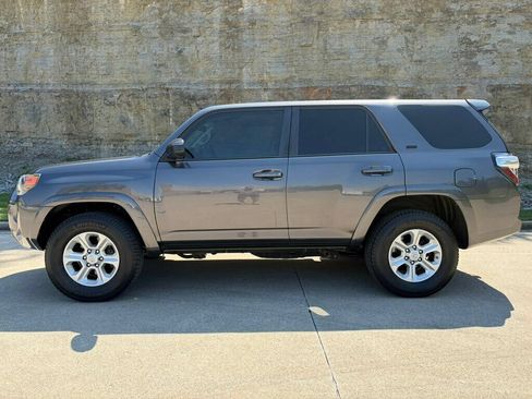 Used 2016 Toyota 4Runner SR5 AWD/4WD image 3
