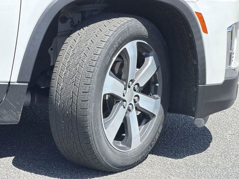 Used 2022 Chevrolet Traverse LT w/ LT Premium Package image 12