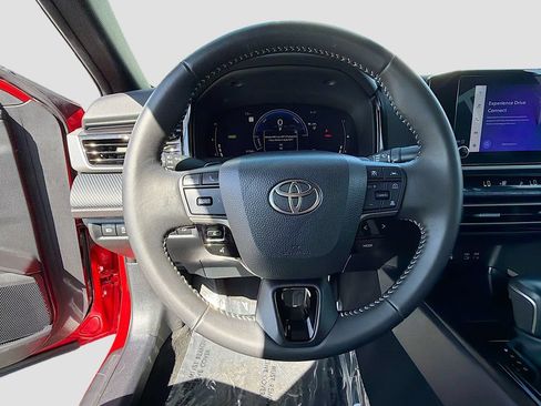 Used 2025 Toyota Camry SE FWD image 11