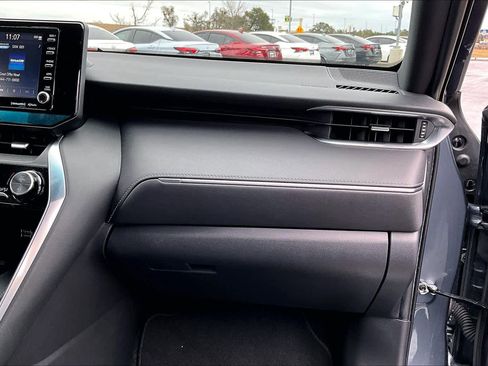 Used 2021 Toyota Venza XLE image 18