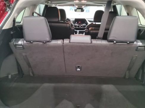 Used 2023 Toyota Highlander XLE FWD image 18