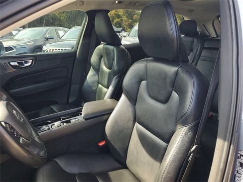 Used 2020 Volvo XC60 T5 Momentum image 22