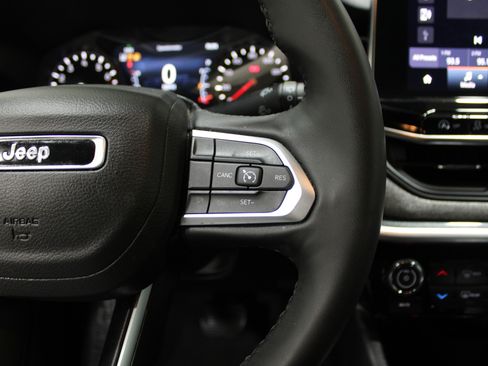 Used 2024 Jeep Compass Latitude image 11