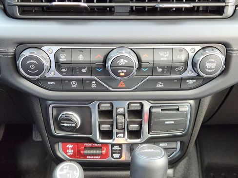 Used 2025 Jeep Gladiator Rubicon w/ Convenience Group AWD/4WD image 19