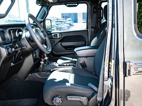 Used 2023 Jeep Gladiator Sport AWD/4WD image 19
