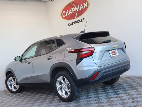 Used 2024 Chevrolet Trax LS w/ LS Convenience Package FWD image 4