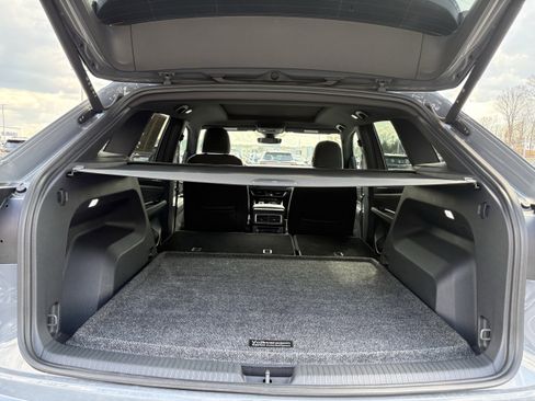 Used 2025 Volkswagen Atlas Cross Sport SEL R-Line image 12