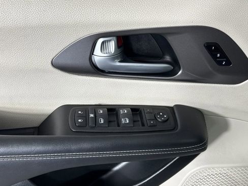 Used 2024 Chrysler Pacifica Touring-L image 8