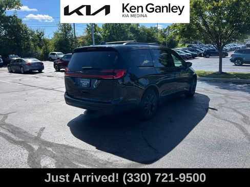 Used 2021 Chrysler Pacifica Touring-L w/ S Appearance Package FWD image 5