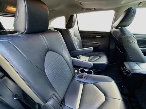Used 2023 Toyota Highlander XLE AWD/4WD image 26