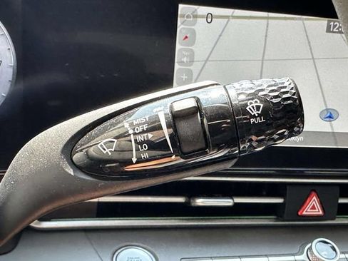 Used 2024 Hyundai Elantra SEL FWD image 32
