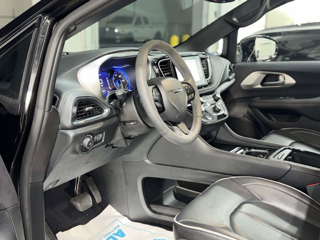 Used 2024 Chrysler Pacifica Limited w/ S Appearance Package AWD/4WD image 19
