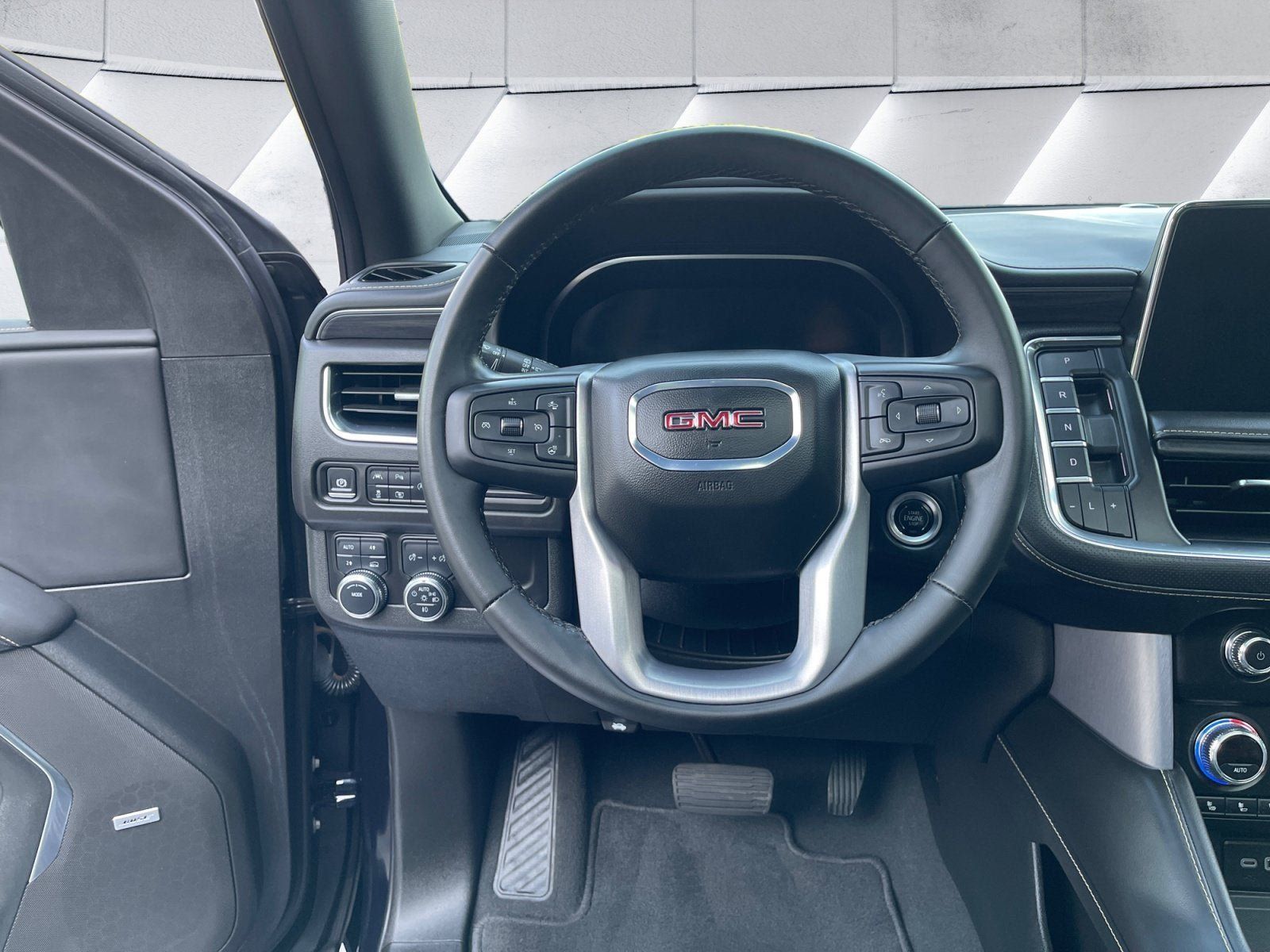 Used 2024 GMC Yukon XL SLT w/ SLT Luxury Package AWD/4WD image 30