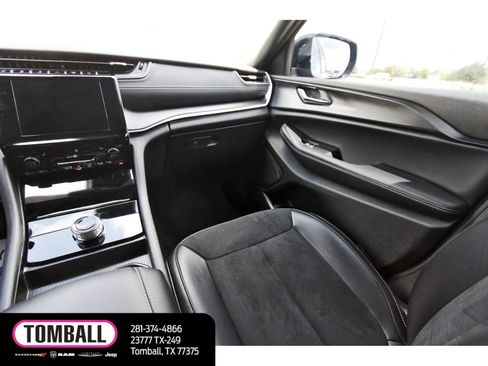 Used 2024 Jeep Grand Cherokee Altitude image 11
