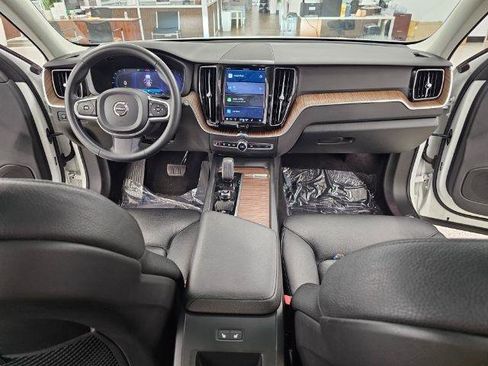 Used 2022 Volvo XC60 B5 Momentum w/ Climate Package AWD/4WD image 9