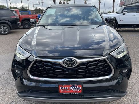 Used 2022 Toyota Highlander Platinum image 2