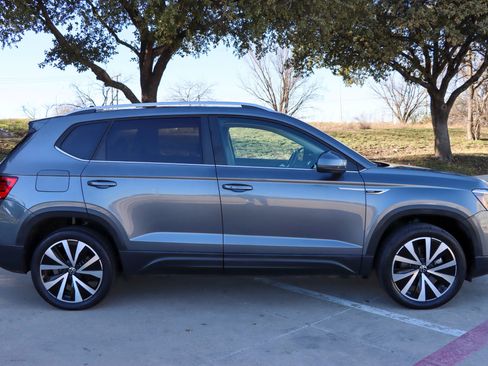 Used 2022 Volkswagen Taos SE FWD image 5