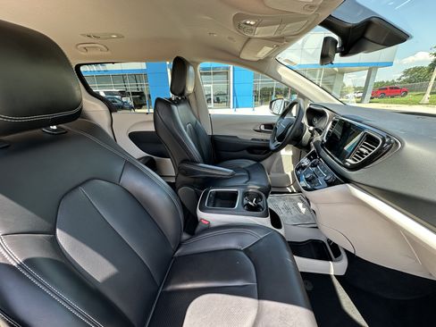 Used 2023 Chrysler Pacifica Touring-L FWD image 39