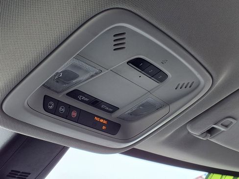 Used 2019 Chevrolet Traverse LT w/ LT Premium Package image 17