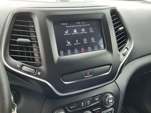 Used 2019 Jeep Cherokee Latitude w/ Cold Weather Group FWD image 21