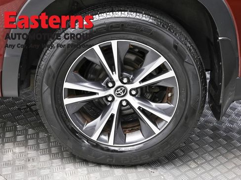 Used 2018 Toyota Highlander Plus AWD/4WD image 8
