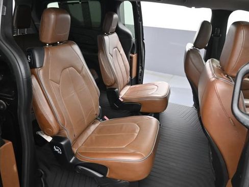 Used 2018 Chrysler Pacifica Limited FWD image 9