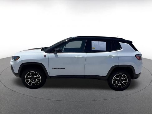 Used 2025 Jeep Compass Trailhawk AWD/4WD image 9