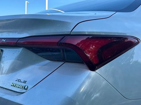 Used 2021 Toyota Avalon XLE w/ Moonroof Package FWD image 11