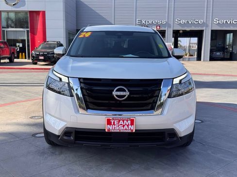 Certified 2024 Nissan Pathfinder SV FWD image 3