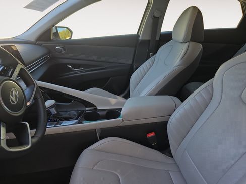 Used 2025 Hyundai Elantra Limited image 22