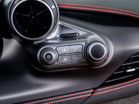 Used 2022 Ferrari F8 Tributo image 33