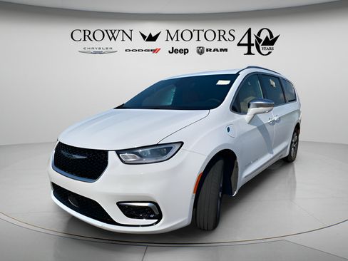 Used 2024 Chrysler Pacifica Pinnacle FWD image 9