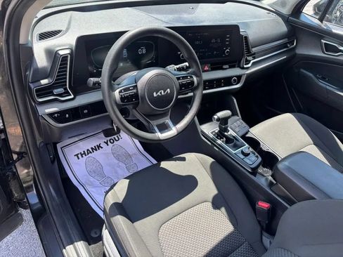 Used 2024 Kia Sportage LX FWD image 2