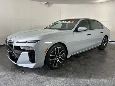 Used 2025 BMW 740i xDrive image 6