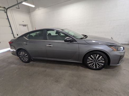 Used 2025 Nissan Altima 2.5 SV FWD image 3
