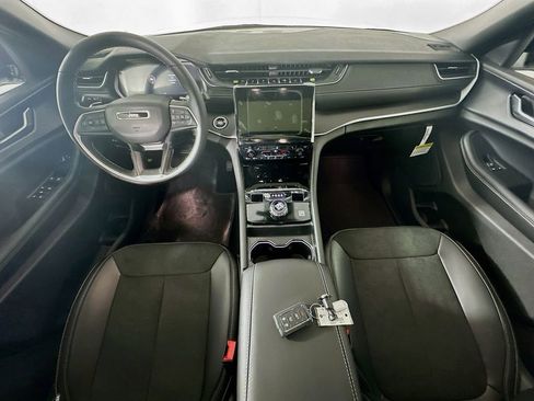 New 2025 Jeep Grand Cherokee Altitude image 9