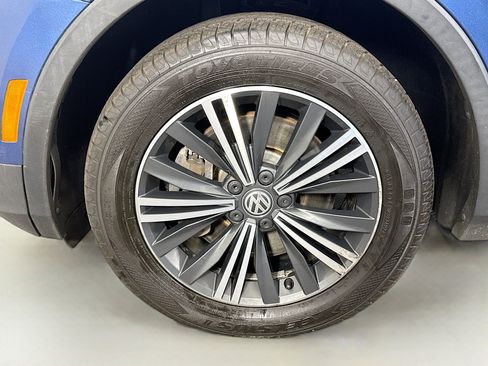 Used 2018 Volkswagen Tiguan SEL AWD/4WD image 38