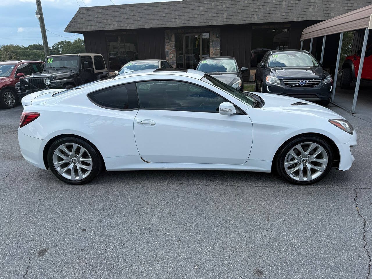 Used 2014 Hyundai Genesis 3.8 RWD image 3