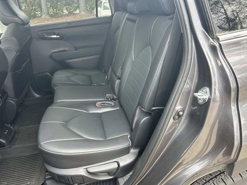 Used 2021 Toyota Highlander XLE image 17