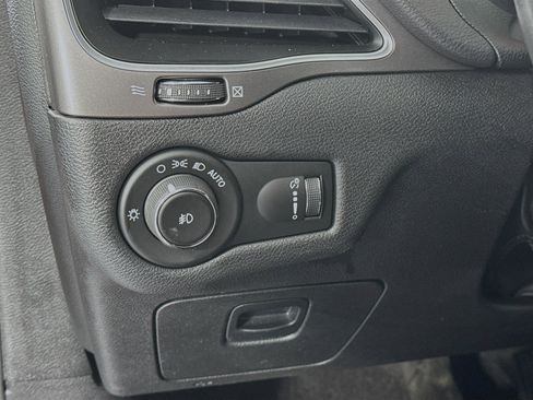 Used 2019 Jeep Cherokee Latitude w/ Cold Weather Group image 10