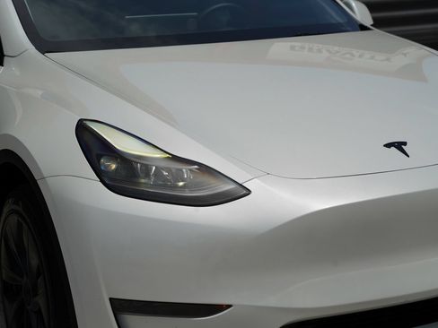Used 2024 Tesla Model Y Long Range RWD image 12