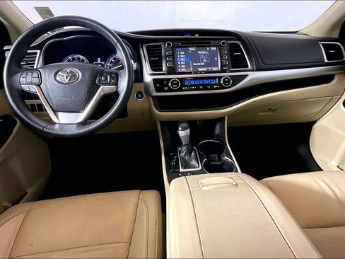 Used 2016 Toyota Highlander XLE image 11