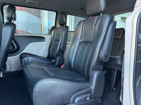 Used 2016 Chrysler Town & Country Touring image 11