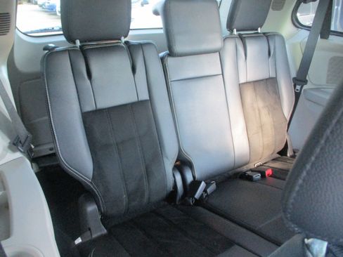 Used 2016 Dodge Grand Caravan SXT image 8