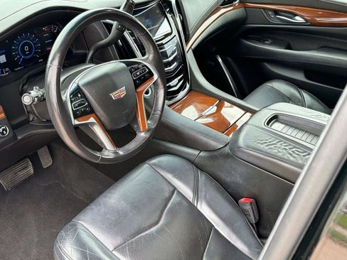 Used 2018 Cadillac Escalade ESV Luxury AWD/4WD image 4