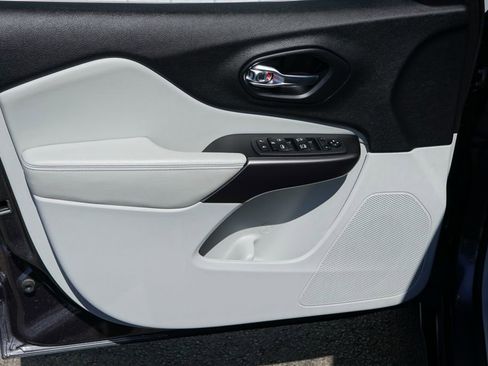 Used 2020 Jeep Cherokee Latitude Plus w/ Comfort/Convenience Group FWD image 10