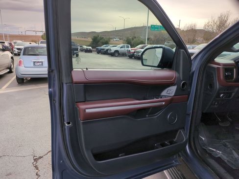 Used 2022 Ford Expedition Max Limited image 13